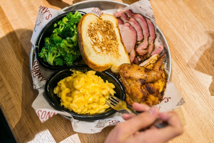 Sonny's BBQ Titusville Brisket, Wings, Mac and Cheese, and Broccoli