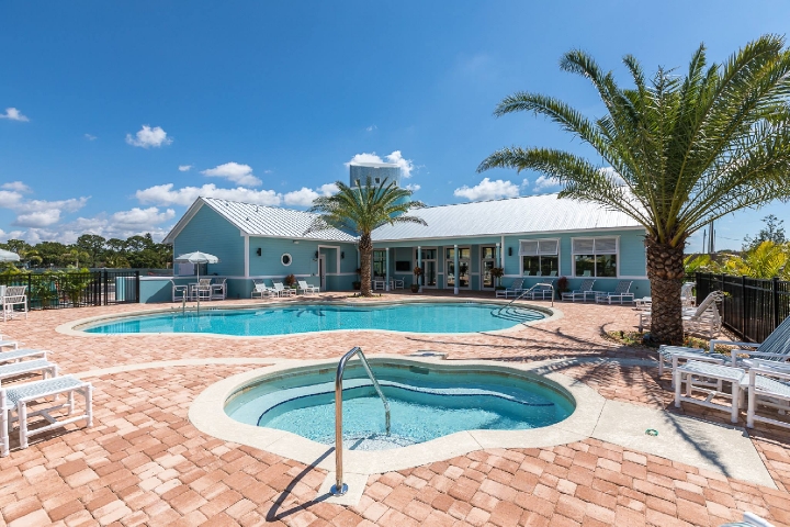 Cape Crossing Resort Pool and Hot Tub