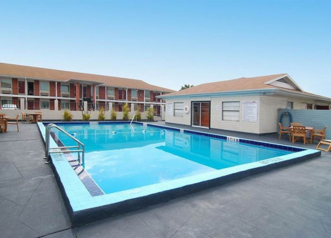 Best Western Space Shuttle Inn Pool