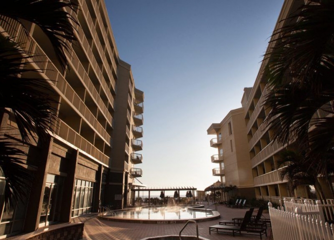 Crowne Plaza Melbourne Oceanfront Pool Area