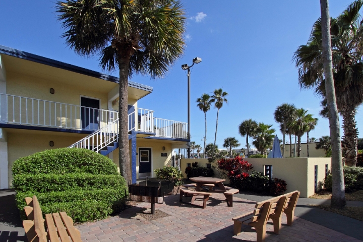 Days Inn Cocoa Beach Outdoor Seating