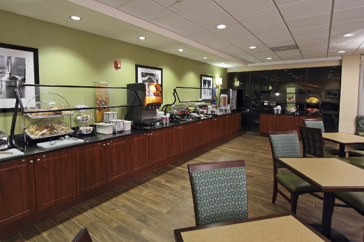 Hampton Inn Cocoa Beach/Cape Canaveral Breakfast Bar