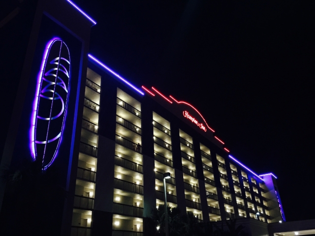 Hampton Inn Cocoa Beach/Cape Canaveral Nighttime Exterior