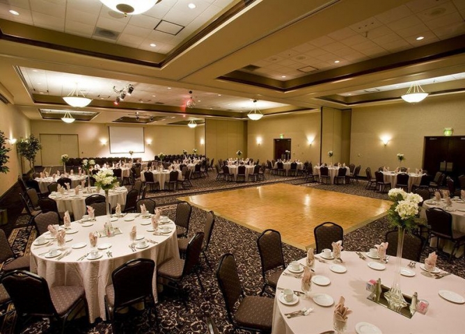 Holiday Inn Melbourne-Viera Conference Center Formal Dining Setup with Dance Floor