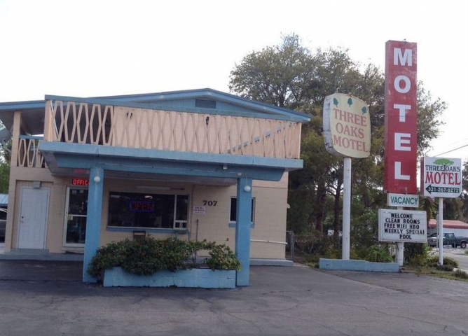 Three Oaks Motel Exterior