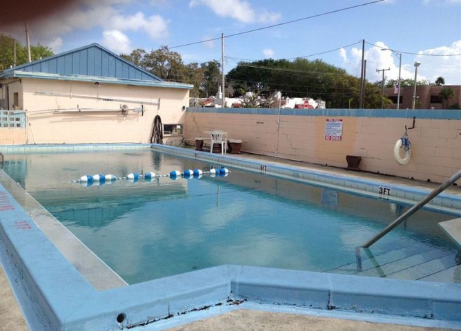 Three Oaks Motel Pool