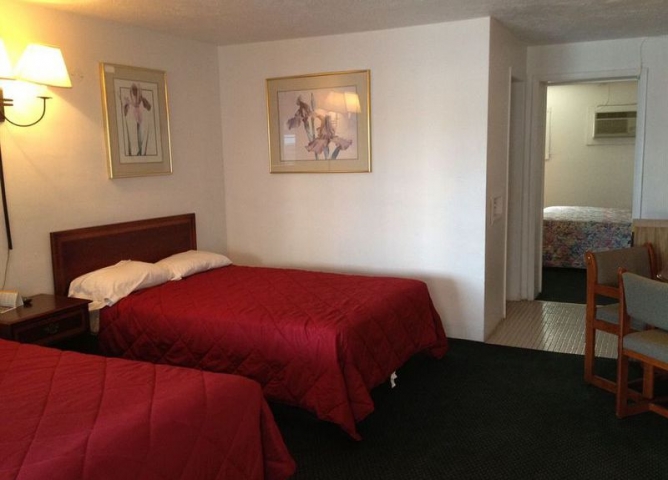 Three Oaks Motel Room 1