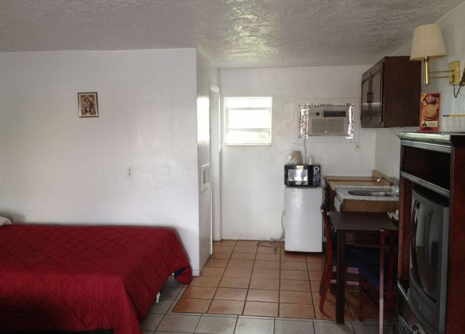 Three Oaks Motel Room 3