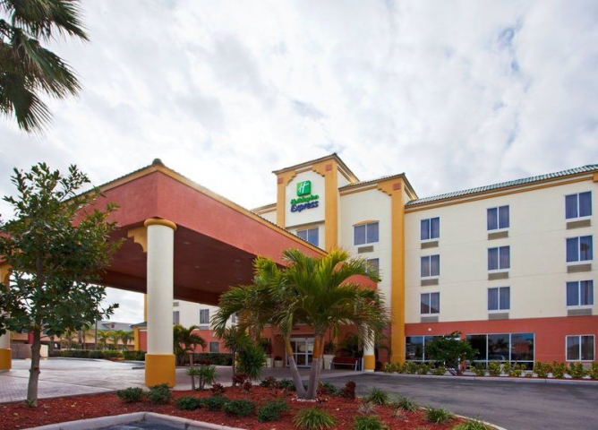 Holiday Inn Express Cocoa Beach Exterior