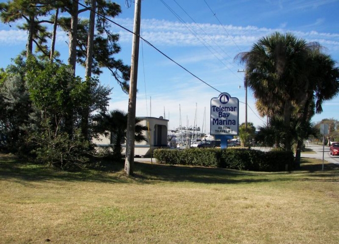 Telemar Bay Marina Outdoor Sign