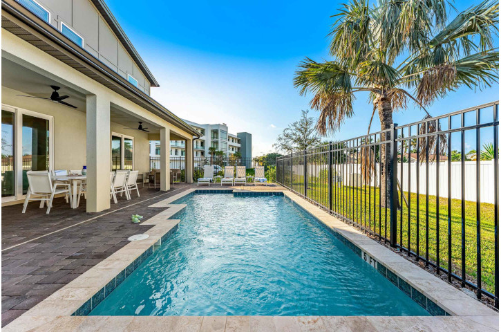 Villatel at Harbor Island Beach Club pool exterior